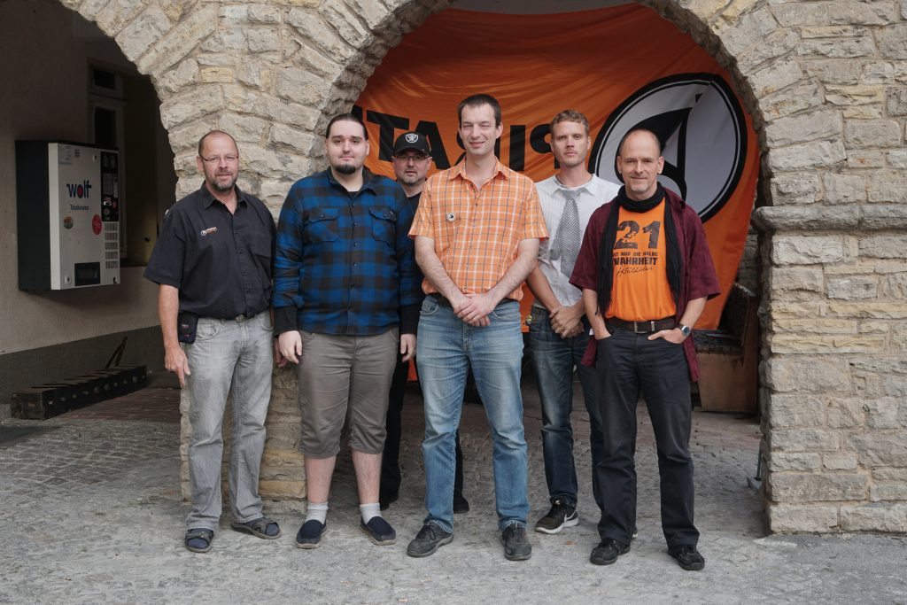 René Reinhardt (neuer Schatzmeister), Marius Wegner (Stellvertretender Vorsitzender), Jan Schrenke (alter Schatzmeister) Christian Horn (Vorsitzender), Christian Fischer (Generalsekretär), Manfred Schubert (Politischer Geschäftsführer) vor der Kneipe „Am Marktwässerle“ (von links) Foto: Andreas Klar