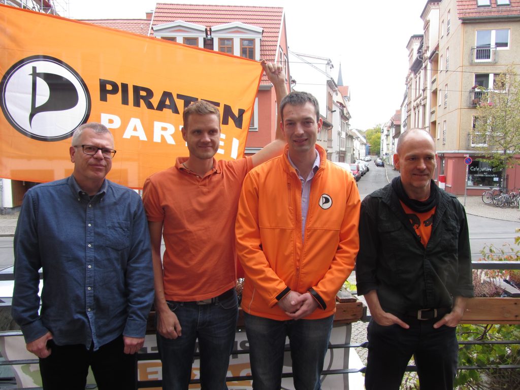 Neuer Landesvorstand: Oliver Kröning (Landesvorsitzender), Christian Fischer (Generalsekretär), Christian Horn ( Schatzmeister), Manfred Schubert (Politischer Geschäftsführer) vor dem Cafe B in Erfurt (von links) Foto: Marius Wegner